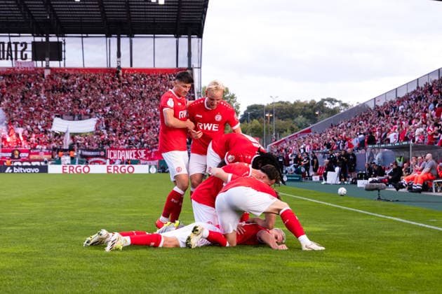 23.08.2026, Fussball, 1. Runde im DFB-Pokal, Rot-Weiss Essen - FC St. Pauli. Die Spieler von Rot-Weiss Essen bejubeln das Tor zum 1:0 durch Marek Janssen (Rot-Weiss Essen). Essen Stadion an der Hafenstraße NRW Deutschland xRHR-FOTO DEx *** August 23, 2026, Soccer, 1st Round of the DFB Cup, Rot-Weiss Essen vs. FC St. Pauli. Rot-Weiss Essen players celebrate Marek Janssen s goal to make it 1–0. Rot-Weiss Essen, Essen, Stadion an der Hafenstraße, North Rhine-Westphalia, Germany. xRHR PHOTO DEx Copyright: DennisxEwert RHR-FOTOx RHR-FOTO DE