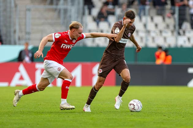 23.08.2026, GER, Fussball, Herren, DFB-Pokal, Saison 2026 2027, Rot-Weiss Essen - St. Pauli Tony Menzel (RWE) und Branimir Hrgota (Pauli) im Kampf um den Ball Essen Stadion an der Hafenstraße Nordrhein-Westfalen Deutschland *** August 23, 2026, Germany, Soccer, Men s, DFB Cup, 2026–2027 Season, Rot-Weiss Essen vs. St. Pauli; Tony Menzel (RWE) and Branimir Hrgota (Pauli) battle for the ball at Essen s Stadion an der Hafenstraße, North Rhine-Westphalia, Germany Copyright: xAdrianxSchlüterx