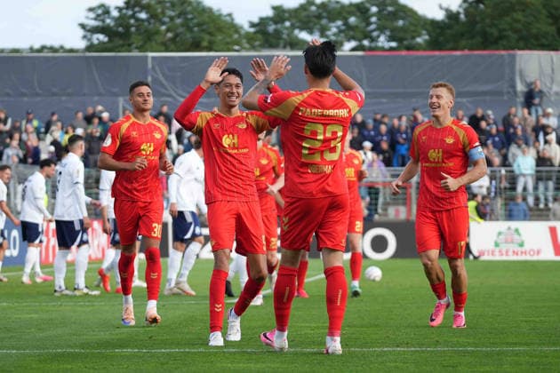 Fußball I Herren I Saison 2026-2027 I DFB-Pokal I 1. Runde I 1. FC Phönix Lübeck - SC Paderborn 07 I 23.08.2026 Santiago Castaneda (5, SC Paderborn 07) und Raphael Obermair (23, SC Paderborn 07) klatschen ein zum 0:2 Lübeck Stadion an der Lohmühle Schleswig-Holstein Deutschland *** Soccer I Men s I 2026–2027 Season I DFB Cup I First Round I 1. FC Phönix Lübeck vs. SC Paderborn 07 I August 23, 2026 Santiago Castaneda 5, SC Paderborn 07 and Raphael Obermair 23, SC Paderborn 07 seal a 0–2 victory at Lübeck’s Stadion an der Lohmühle, Schleswig-Holstein, Germany Copyright: xLobeca MaschaxHolmx