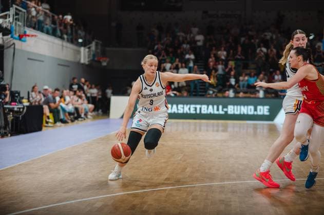 Emma Eichmeyer ( 9; Deutschland A-Natio DamenBB 2026) treibt den Ball in einem dynamischen Drive an der ungarischen Verteidigung vorbei in der Sparkassen-Arena Göttingen. Im Hintergrund ist eine weitere Spielerin Ungarns im Zweikampf zu sehen. Emma Eichmeyer ( 9; Deutschland A-Natio DamenBB 2026) dribbelt am Ungarn-Defense vorbei *** Emma Eichmeyer (9), Germany A National Women s Basketball Team 2026, drives the ball past the Hungarian defense in a dynamic move at the Sparkassen Arena in Göttingen. In the background, another Hungarian player can be seen in a one-on-one battle. Emma Eichmeyer (9), Germany A National Women s Basketball Team 2026, dribblespast the Hungarian defense Copyright: xJoelxKruehlerx