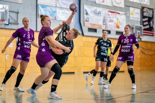 Harter Zweikampf DHB-Pokal: HSG Hunsrück TuS Metzingen Sohren *** A Tough Match: DHB Cup, HSG Hunsrück vs. TuS Metzingen, Sohren Copyright: xEibner-Pressefotox EP_EFS