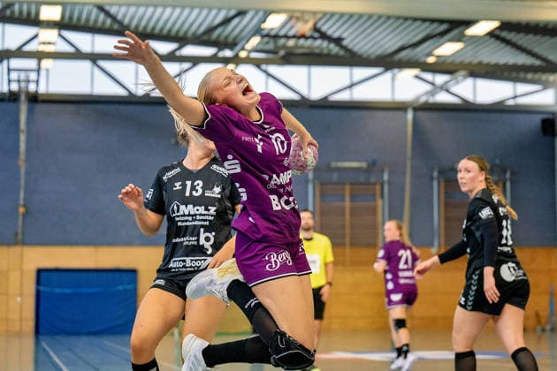 Hartes Foul (rote Karte) Maraike Kusian DHB-Pokal: HSG Hunsrück TuS Metzingen Sohren *** Hard foul, red card: Maraike Kusian, DHB Cup, HSG Hunsrück, TuS Metzingen, Sohren Copyright: xEibner-Pressefotox EP_EFS