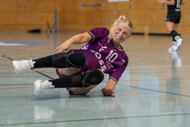 Hartes Foul (rote Karte) Maraike Kusian DHB-Pokal: HSG Hunsrück TuS Metzingen Sohren *** Hard foul, red card: Maraike Kusian, DHB Cup, HSG Hunsrück, TuS Metzingen, Sohren Copyright: xEibner-Pressefotox EP_EFS