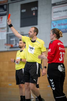 Hartes Foul (rote Karte) DHB-Pokal: HSG Hunsrück TuS Metzingen Sohren *** Hard Foul, Red Card, DHB Cup, HSG Hunsrück, TuS Metzingen, Sohren Copyright: xEibner-Pressefotox EP_EFS
