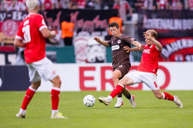 23.08.2026, Fussball, 1. Runde im DFB-Pokal, Rot-Weiss Essen - FC St. Pauli. v. l. Mathias Rasmussen (FC St. Pauli), Tony Menzel (Rot-Weiss Essen). Essen Stadion an der Hafenstraße NRW Deutschland xRHR-FOTO DEx *** August 23, 2026, Soccer, 1st Round of the DFB Cup, Rot-Weiss Essen vs. FC St. Pauli (Mathias Rasmussen, FC St. Pauli; Tony Menzel, Rot-Weiss Essen), Essen Stadium on Hafenstraße, North Rhine-Westphalia, Germany, xRHR PHOTO DEx Copyright: DennisxEwert RHR-FOTOx RHR-FOTO DE