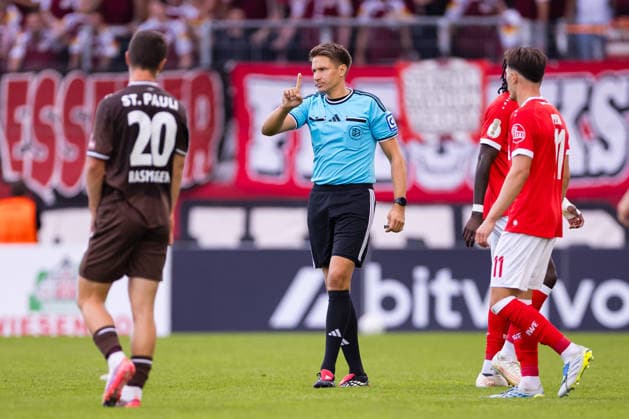 23.08.2026, Fussball, 1. Runde im DFB-Pokal, Rot-Weiss Essen - FC St. Pauli. Schiedsrichter Tobias Reichel (GER). Essen Stadion an der Hafenstraße NRW Deutschland xRHR-FOTO DEx *** August 23, 2026, Soccer, 1st Round of the DFB Cup, Rot Weiss Essen vs. FC St. Pauli; Referee: Tobias Reichel (GER); Essen, Stadion an der Hafenstraße, NRW, Germany; xRHR PHOTO DEx Copyright: DennisxEwert RHR-FOTOx RHR-FOTO DE