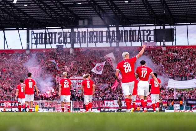 23.08.2026, Fussball, 1. Runde im DFB-Pokal, Rot-Weiss Essen - FC St. Pauli. Die Spieler von Rot-Weiss Essen bejubeln das Tor zum 1:0 durch Marek Janssen (Rot-Weiss Essen). Essen Stadion an der Hafenstraße NRW Deutschland xRHR-FOTO DEx *** August 23, 2026, Soccer, 1st Round of the DFB Cup, Rot-Weiss Essen vs. FC St. Pauli. Rot-Weiss Essen players celebrate Marek Janssen s goal to make it 1–0. Rot-Weiss Essen, Essen, Stadion an der Hafenstraße, North Rhine-Westphalia, Germany. xRHR PHOTO DEx Copyright: DennisxEwert RHR-FOTOx RHR-FOTO DE