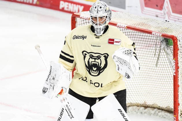 Straubing Tigers vs. Grizzlys Wolfsburg, Eishockey, Deutsche Eishockey Liga, Penny DEL, Vorbereitungsspiel, Gaeuboden Cup, Saison 2026 2027 am 23.08.2026 Hannibal Weitzmann (Grizzlys Wolfsburg), Eishockey Herren, Deutsche Eishockey Liga, Penny DEL, Vorbereitungsspiel, Gaeuboden Cup, Saison 2026 2027 am 23.08.2026 im Eisstadion am Pulverturm, Straubing Tigers (blau) gegen Grizzlys Wolfsburg (beige) *** Straubing Tigers vs. Grizzlys Wolfsburg, Ice Hockey, German Ice Hockey League, Penny DEL, Preseason Game, Gaeuboden Cup, 2026–2027 Season on August 23, 2026, Hannibal Weitzmann, Grizzlys Wolfsburg, Men s Ice Hockey, German Ice Hockey League, Penny DEL, preseason game, Gaeuboden Cup, 2026–2027 season on August 23, 2026, at the Eisstadion am Pulverturm, Straubing Tigers (blue) vs. Grizzlys Wolfsburg (beige)