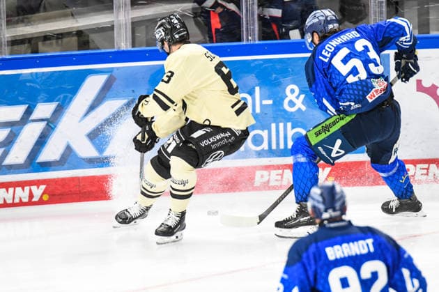 Straubing Tigers vs. Grizzlys Wolfsburg, Eishockey, Deutsche Eishockey Liga, Penny DEL, Vorbereitungsspiel, Gaeuboden Cup, Saison 2026 2027 am 23.08.2026 Danjo Leonhardt (Straubing Tigers) im Duell mit Luis Schinko (Grizzlys Wolfsburg), Eishockey Herren, Deutsche Eishockey Liga, Penny DEL, Vorbereitungsspiel, Gaeuboden Cup, Saison 2026 2027 am 23.08.2026 im Eisstadion am Pulverturm, Straubing Tigers (blau) gegen Grizzlys Wolfsburg (beige) *** Straubing Tigers vs. Grizzlys Wolfsburg, Ice Hockey, German Ice Hockey League, Penny DEL, Preseason Game, Gaeuboden Cup, 2026–2027 season on August 23, 2026: Danjo Leonhardt of the Straubing Tigers faces off against Luis Schinko of the Grizzlys Wolfsburg, Men’s Ice Hockey, German Ice Hockey League, Penny DEL, Preseason Game, Gaeuboden Cup, 2026–2027 Season on August 23, 2026, at the Eisstadion am Pulverturm, Straubing Tigers (blue) vs. Grizzlys Wolfsburg (beige)