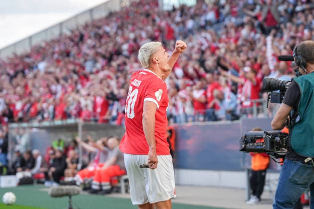 Deutschland: Fussball, DFB-Pokal 2026 27, 1. Runde, Stadion an der Hafenstraße, Essen - Bergeborbeck, Rot-Weiss Essen vs. FC St. Pauli: Tor in der 36. Minute von Marek Janssen (Rot-Weiss Essen, 20) mit Torjubel. *** German Soccer, 2026-27 DFB Cup, First Round, Stadion an der Hafenstraße, Essen-Bergeborbeck, Rot-Weiss Essen vs. FC St. Pauli; goal in the 36th minute by Marek Janssen of Rot-Weiss Essen; 20 fans celebrating the goal Copyright: xMichelxWittex