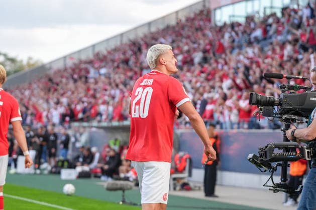 Deutschland: Fussball, DFB-Pokal 2026 27, 1. Runde, Stadion an der Hafenstraße, Essen - Bergeborbeck, Rot-Weiss Essen vs. FC St. Pauli: Tor in der 36. Minute von Marek Janssen (Rot-Weiss Essen, 20) mit Torjubel. *** German Soccer, 2026-27 DFB Cup, First Round, Stadion an der Hafenstraße, Essen-Bergeborbeck, Rot-Weiss Essen vs. FC St. Pauli; goal in the 36th minute by Marek Janssen of Rot-Weiss Essen; 20 fans celebrating the goal Copyright: xMichelxWittex