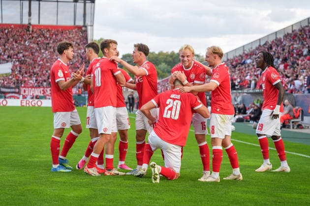 Deutschland: Fussball, DFB-Pokal 2026 27, 1. Runde, Stadion an der Hafenstraße, Essen - Bergeborbeck, Rot-Weiss Essen vs. FC St. Pauli: Tor in der 36. Minute von Marek Janssen (Rot-Weiss Essen, 20) mit Torjubel. *** German Soccer, 2026-27 DFB Cup, First Round, Stadion an der Hafenstraße, Essen-Bergeborbeck, Rot-Weiss Essen vs. FC St. Pauli; goal in the 36th minute by Marek Janssen of Rot-Weiss Essen; 20 fans celebrating the goal Copyright: xMichelxWittex