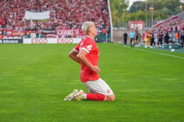 Deutschland: Fussball, DFB-Pokal 2026 27, 1. Runde, Stadion an der Hafenstraße, Essen - Bergeborbeck, Rot-Weiss Essen vs. FC St. Pauli: Tor in der 36. Minute von Marek Janssen (Rot-Weiss Essen, 20) mit Torjubel. *** German Soccer, 2026-27 DFB Cup, First Round, Stadion an der Hafenstraße, Essen-Bergeborbeck, Rot-Weiss Essen vs. FC St. Pauli; goal in the 36th minute by Marek Janssen of Rot-Weiss Essen; 20 fans celebrating the goal Copyright: xMichelxWittex
