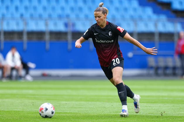 Jana Vojtekova (SC Freiburg, 20) am Ball, Freisteller, Einzelbild, Ganzkörper, Aktion, Action, Spielszene, DIE DFB-RICHTLINIEN UNTERSAGEN JEGLICHE NUTZUNG VON FOTOS ALS SEQUENZBILDER UND ODER VIDEOÄHNLICHE FOTOSTRECKEN. DFB REGULATIONS PROHIBIT ANY USE OF PHOTOGRAPHS AS IMAGE SEQUENCES AND OR QUASI-VIDEO., 23.08.2026, Hamburg (Deutschland), Fussball, Google Pixel Frauen-Bundesliga, Hamburger SV - SC Freiburg *** Jana Vojtekova, SC Freiburg, age 20, on the ball, isolated shot, single frame, full-body, action, game scene, DFB REGULATIONS PROHIBIT ANY USE OF PHOTOGRAPHS AS SEQUENCE IMAGES AND OR VIDEO-LIKE PHOTO SERIES DFB REGULATIONS PROHIBIT ANY USE OF PHOTOGRAPHS AS IMAGE SEQUENCES AND OR QUASI-VIDEO, August 23, 2026, Hamburg, Germany, Soccer, Google Pixel Women’s Bundesliga, Hamburger SV, SC Freiburg xobx