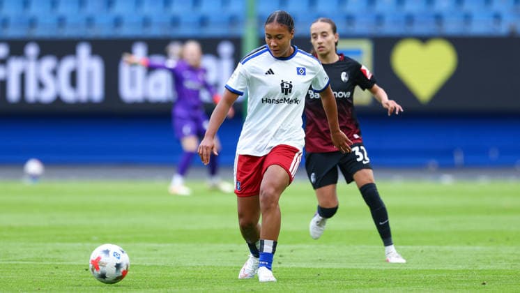 Melina Krüger (Hamburger SV, HSV, 9) am Ball, Einzelbild, Ganzkörper, Aktion, Action, Spielszene, DIE DFB-RICHTLINIEN UNTERSAGEN JEGLICHE NUTZUNG VON FOTOS ALS SEQUENZBILDER UND ODER VIDEOÄHNLICHE FOTOSTRECKEN. DFB REGULATIONS PROHIBIT ANY USE OF PHOTOGRAPHS AS IMAGE SEQUENCES AND OR QUASI-VIDEO., 23.08.2026, Hamburg (Deutschland), Fussball, Google Pixel Frauen-Bundesliga, Hamburger SV - SC Freiburg *** Melina Krüger, Hamburger SV (HSV), 9 on the ball, single frame, full body, action, game scene, DFB REGULATIONS PROHIBIT ANY USE OF PHOTOGRAPHS AS SEQUENCE IMAGES AND OR VIDEO-LIKE PHOTO SERIES DFB REGULATIONS PROHIBIT ANY USE OF PHOTOGRAPHS AS IMAGE SEQUENCES AND OR QUASI-VIDEO, August 23, 2026, Hamburg, Germany, Soccer, Google Pixel Women’s Bundesliga, Hamburger SV, SC Freiburg xobx
