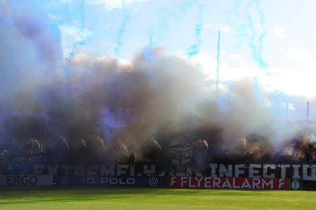 23.08.26, GER, DFB-Pokal, Fussball, 1.Runde, Saison 2026 2027, Dietmar-Scholze-Stadion an der Lohmuehle, 1.FC Phönix Lübeck vs SC Paderborn 07 Pyrotechnik Feuer Bengalos Rauch SC Paderborn 07 Foto nordphoto GmbH Tauchnitz Luebeck Dietmar-Scholze-Stadion an der Lohmuehle SH Germany *** August 23, 2026, GER, DFB Cup, Soccer, 1st Round, 2026–2027 Season, Dietmar Scholze Stadium an der Lohmuehle, 1. FC Phönix Lübeck vs. SC Paderborn 07, Pyrotechnics, Fire, Flares, Smoke, SC Paderborn 07, Photo by nordphoto GmbH, Tauchnitz, Lübeck, Dietmar Scholze Stadium an der Lohmuehle, SH, Germany Copyright: xnordphotoxGmbHx xTauchnitzx