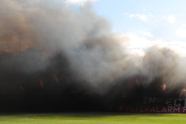 23.08.26, GER, DFB-Pokal, Fussball, 1.Runde, Saison 2026 2027, Dietmar-Scholze-Stadion an der Lohmuehle, 1.FC Phönix Lübeck vs SC Paderborn 07 Pyrotechnik Feuer Bengalos Rauch SC Paderborn 07 Foto nordphoto GmbH Tauchnitz Luebeck Dietmar-Scholze-Stadion an der Lohmuehle SH Germany *** August 23, 2026, GER, DFB Cup, Soccer, 1st Round, 2026–2027 Season, Dietmar Scholze Stadium an der Lohmuehle, 1. FC Phönix Lübeck vs. SC Paderborn 07, Pyrotechnics, Fire, Flares, Smoke, SC Paderborn 07, Photo by nordphoto GmbH, Tauchnitz, Lübeck, Dietmar Scholze Stadium an der Lohmuehle, SH, Germany Copyright: xnordphotoxGmbHx xTauchnitzx
