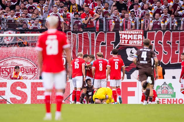 23.08.2026, Fussball, 1. Runde im DFB-Pokal, Rot-Weiss Essen - FC St. Pauli. Rudelbildung um Arkadiusz Pyrka (FC St. Pauli) und Torwart Jakob Golz (Rot-Weiss Essen). Essen Stadion an der Hafenstraße NRW Deutschland xRHR-FOTO DEx *** August 23, 2026, Soccer, 1st Round of the DFB Cup, Rot-Weiss Essen vs. FC St. Pauli; players gather around Arkadiusz Pyrka of FC St. Pauli and goalkeeper Jakob Golz of Rot-Weiss Essen; Essen Stadium on Hafenstraße, North Rhine-Westphalia, Germany; xRHR PHOTO DEx Copyright: DennisxEwert RHR-FOTOx RHR-FOTO DE
