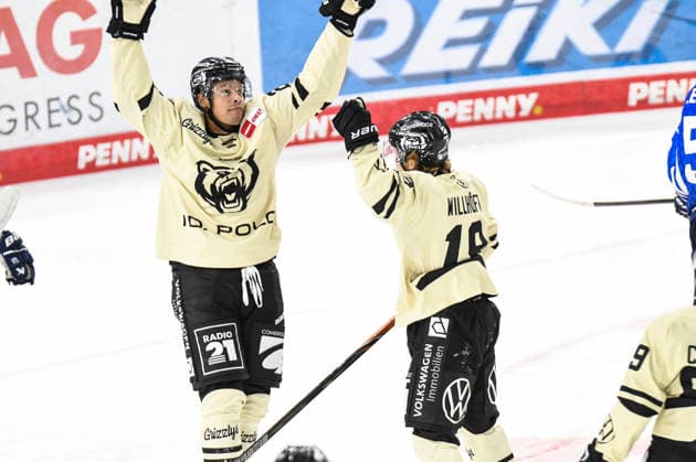 Straubing Tigers vs. Grizzlys Wolfsburg, Eishockey, Deutsche Eishockey Liga, Penny DEL, Vorbereitungsspiel, Gaeuboden Cup, Saison 2026 2027 am 23.08.2026 Madison Bowey und Dustin Willhoeft (Grizzlys Wolfsburg) bejubeln die Fuehrung, Eishockey Herren, Deutsche Eishockey Liga, Penny DEL, Vorbereitungsspiel, Gaeuboden Cup, Saison 2026 2027 am 23.08.2026 im Eisstadion am Pulverturm, Straubing Tigers (blau) gegen Grizzlys Wolfsburg (beige) *** Straubing Tigers vs. Grizzlys Wolfsburg, Ice Hockey, German Ice Hockey League, Penny DEL, Preseason Game, Gaeuboden Cup, 2026–2027 season on August 23, 2026: Madison Bowey and Dustin Willhoeft of the Grizzlys Wolfsburg celebrate taking the lead, Men’s Ice Hockey, German Ice Hockey League, Penny DEL, preseason game, Gaeuboden Cup, 2026–2027 season on August 23, 2026, at the Eisstadion am Pulverturm; Straubing Tigers (blue) vs. Grizzlys Wolfsburg (beige)
