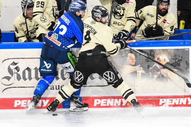 Straubing Tigers vs. Grizzlys Wolfsburg, Eishockey, Deutsche Eishockey Liga, Penny DEL, Vorbereitungsspiel, Gaeuboden Cup, Saison 2026 2027 am 23.08.2026 Linus Brandl (Straubing Tigers) drueckt Keaton Thompson (Grizzlys Wolfsburg) in die Bande, Eishockey Herren, Deutsche Eishockey Liga, Penny DEL, Vorbereitungsspiel, Gaeuboden Cup, Saison 2026 2027 am 23.08.2026 im Eisstadion am Pulverturm, Straubing Tigers (blau) gegen Grizzlys Wolfsburg (beige) *** Straubing Tigers vs. Grizzlys Wolfsburg, Ice Hockey, German Ice Hockey League, Penny DEL, Preseason Game, Gaeuboden Cup, 2026–2027 season on August 23, 2026: Linus Brandl of the Straubing Tigers pushes Keaton Thompson of the Grizzlys Wolfsburg into the boards, men’s ice hockey, German Ice Hockey League, Penny DEL, preseason game, Gaeuboden Cup, 2026–2027 season on August 23, 2026, at the Eisstadion am Pulverturm, Straubing Tigers (blue) vs. Grizzlys Wolfsburg (beige)