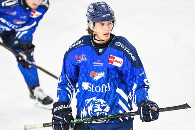 Straubing Tigers vs. Grizzlys Wolfsburg, Eishockey, Deutsche Eishockey Liga, Penny DEL, Vorbereitungsspiel, Gaeuboden Cup, Saison 2026 2027 am 23.08.2026 Danjo Leonhardt (Straubing Tigers), Eishockey Herren, Deutsche Eishockey Liga, Penny DEL, Vorbereitungsspiel, Gaeuboden Cup, Saison 2026 2027 am 23.08.2026 im Eisstadion am Pulverturm, Straubing Tigers (blau) gegen Grizzlys Wolfsburg (beige) *** Straubing Tigers vs. Grizzlys Wolfsburg, Ice Hockey, German Ice Hockey League, Penny DEL, Preseason Game, Gaeuboden Cup, 2026–2027 Season on August 23, 2026, Danjo Leonhardt, Straubing Tigers, Men s Ice Hockey, German Ice Hockey League, Penny DEL, Preseason Game, Gaeuboden Cup, 2026–2027 Season on August 23, 2026, at the Eisstadion am Pulverturm, Straubing Tigers (blue) vs. Grizzlys Wolfsburg (beige)