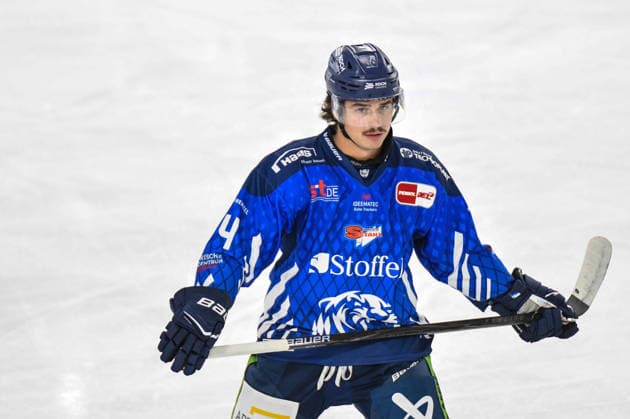 Straubing Tigers vs. Grizzlys Wolfsburg, Eishockey, Deutsche Eishockey Liga, Penny DEL, Vorbereitungsspiel, Gaeuboden Cup, Saison 2026 2027 am 23.08.2026 Jamieson Rees (Straubing Tigers), Eishockey Herren, Deutsche Eishockey Liga, Penny DEL, Vorbereitungsspiel, Gaeuboden Cup, Saison 2026 2027 am 23.08.2026 im Eisstadion am Pulverturm, Straubing Tigers (blau) gegen Grizzlys Wolfsburg (beige) *** Straubing Tigers vs. Grizzlys Wolfsburg, Ice Hockey, German Ice Hockey League, Penny DEL, Preseason Game, Gaeuboden Cup, 2026–2027 Season on August 23, 2026, Jamieson Rees, Straubing Tigers, Men s Ice Hockey, German Ice Hockey League, Penny DEL, Preseason Game, Gaeuboden Cup, 2026–2027 Season on August 23, 2026, at the Eisstadion am Pulverturm, Straubing Tigers (blue) vs. Grizzlys Wolfsburg (beige)