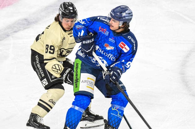 Straubing Tigers vs. Grizzlys Wolfsburg, Eishockey, Deutsche Eishockey Liga, Penny DEL, Vorbereitungsspiel, Gaeuboden Cup, Saison 2026 2027 am 23.08.2026 Jamieson Rees (Straubing Tigers)im Laufduell mit Matt Choupani (Grizzlys Wolfsburg), Eishockey Herren, Deutsche Eishockey Liga, Penny DEL, Vorbereitungsspiel, Gaeuboden Cup, Saison 2026 2027 am 23.08.2026 im Eisstadion am Pulverturm, Straubing Tigers (blau) gegen Grizzlys Wolfsburg (beige) *** Straubing Tigers vs. Grizzlys Wolfsburg, Ice Hockey, German Ice Hockey League, Penny DEL, Preseason Game, Gaeuboden Cup, 2026–2027 season on August 23, 2026: Jamieson Rees of the Straubing Tigers in a race against Matt Choupani of the Grizzlys Wolfsburg, Men’s Ice Hockey, German Ice Hockey League, Penny DEL, preseason game, Gaeuboden Cup, 2026–2027 season on August 23, 2026, at the Eisstadion am Pulverturm, Straubing Tigers (blue) vs. Grizzlys Wolfsburg (beige)