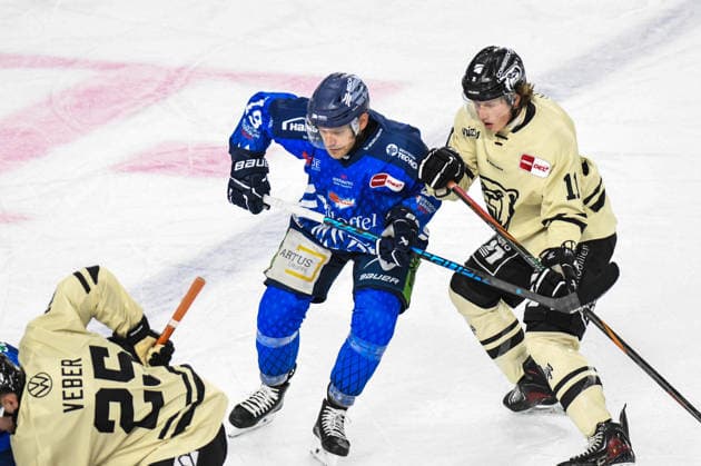Straubing Tigers vs. Grizzlys Wolfsburg, Eishockey, Deutsche Eishockey Liga, Penny DEL, Vorbereitungsspiel, Gaeuboden Cup, Saison 2026 2027 am 23.08.2026 Tim Brunnhuber (Straubing Togers) im Duell mit Til Raab (Grizzlys Wolfsburg), Eishockey Herren, Deutsche Eishockey Liga, Penny DEL, Vorbereitungsspiel, Gaeuboden Cup, Saison 2026 2027 am 23.08.2026 im Eisstadion am Pulverturm, Straubing Tigers (blau) gegen Grizzlys Wolfsburg (beige) *** Straubing Tigers vs. Grizzlys Wolfsburg, Ice Hockey, German Ice Hockey League, Penny DEL, Preseason Game, Gaeuboden Cup, 2026–2027 season on August 23, 2026: Tim Brunnhuber’s Straubing Tigers face off against Til Raab’s Grizzlys Wolfsburg, Men’s Ice Hockey, German Ice Hockey League, Penny DEL, Preseason Game, Gaeuboden Cup, 2026–2027 Season on August 23, 2026, at the Eisstadion am Pulverturm, Straubing Tigers (blue) vs. Grizzlys Wolfsburg (beige)