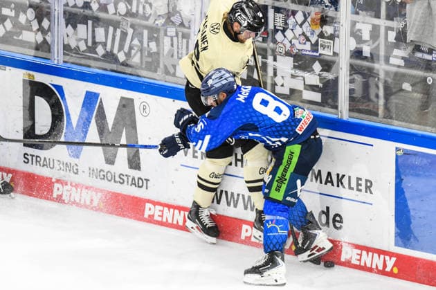 Straubing Tigers vs. Grizzlys Wolfsburg, Eishockey, Deutsche Eishockey Liga, Penny DEL, Vorbereitungsspiel, Gaeuboden Cup, Saison 2026 2027 am 23.08.2026 Skyler McKenzie (Straubing Tigers) an der Bande mit Tommy Pasanen (Grizzlys Wolfsburg), Eishockey Herren, Deutsche Eishockey Liga, Penny DEL, Vorbereitungsspiel, Gaeuboden Cup, Saison 2026 2027 am 23.08.2026 im Eisstadion am Pulverturm, Straubing Tigers (blau) gegen Grizzlys Wolfsburg (beige) *** Straubing Tigers vs. Grizzlys Wolfsburg, Ice Hockey, German Ice Hockey League, Penny DEL, Preseason Game, Gaeuboden Cup, 2026–2027 season on August 23, 2026: Skyler McKenzie of the Straubing Tigers at the boards with Tommy Pasanen of the Grizzlys Wolfsburg, Men’s Ice Hockey, German Ice Hockey League, Penny DEL, preseason game, Gaeuboden Cup, 2026–2027 season on August 23, 2026, at the Eisstadion am Pulverturm, Straubing Tigers (blue) vs. Grizzlys Wolfsburg (beige)