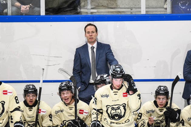 Straubing Tigers vs. Grizzlys Wolfsburg, Eishockey, Deutsche Eishockey Liga, Penny DEL, Vorbereitungsspiel, Gaeuboden Cup, Saison 2026 2027 am 23.08.2026 Coach Tyler Haskins (Grizzlys Wolfsburg), Eishockey Herren, Deutsche Eishockey Liga, Penny DEL, Vorbereitungsspiel, Gaeuboden Cup, Saison 2026 2027 am 23.08.2026 im Eisstadion am Pulverturm, Straubing Tigers (blau) gegen Grizzlys Wolfsburg (beige) *** Straubing Tigers vs. Grizzlys Wolfsburg, Ice Hockey, German Ice Hockey League, Penny DEL, Preseason Game, Gaeuboden Cup, 2026–2027 Season on August 23, 2026; Coach Tyler Haskins, Grizzlys Wolfsburg, Men s Ice Hockey, German Ice Hockey League, Penny DEL, Preseason Game, Gaeuboden Cup, 2026–2027 Season on August 23, 2026, at the Eisstadion am Pulverturm, Straubing Tigers (blue) vs. Grizzlys Wolfsburg (beige)