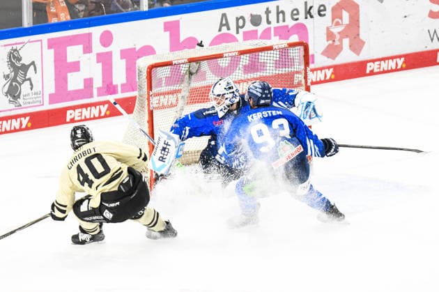 Straubing Tigers vs. Grizzlys Wolfsburg, Eishockey, Deutsche Eishockey Liga, Penny DEL, Vorbereitungsspiel, Gaeuboden Cup, Saison 2026 2027 am 23.08.2026 Florian Bugl (Straubing Tigers) ist geschalgen, Julian Chrobot (Grizzlys Wolfsburg) trifft, Eishockey Herren, Deutsche Eishockey Liga, Penny DEL, Vorbereitungsspiel, Gaeuboden Cup, Saison 2026 2027 am 23.08.2026 im Eisstadion am Pulverturm, Straubing Tigers (blau) gegen Grizzlys Wolfsburg (beige) *** Straubing Tigers vs. Grizzlys Wolfsburg, Ice Hockey, German Ice Hockey League, Penny DEL, Preseason Game, Gaeuboden Cup, 2026–2027 Season on August 23, 2026. Florian Bugl: The Straubing Tigers were defeated, Julian Chrobot scores for the Grizzlys Wolfsburg, Men’s Ice Hockey, German Ice Hockey League, Penny DEL, preseason game, Gaeuboden Cup, 2026–2027 season on August 23, 2026, at the Eisstadion am Pulverturm, Straubing Tigers (blue) vs. Grizzlys Wolfsburg (beige)