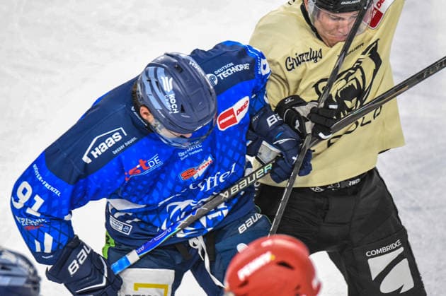 Straubing Tigers vs. Grizzlys Wolfsburg, Eishockey, Deutsche Eishockey Liga, Penny DEL, Vorbereitungsspiel, Gaeuboden Cup, Saison 2026 2027 am 23.08.2026 Hudson Elynuik (Straubing Tigers) im Zweikampf mit Les Lancaster (Grizzlys Wolfsburg), Eishockey Herren, Deutsche Eishockey Liga, Penny DEL, Vorbereitungsspiel, Gaeuboden Cup, Saison 2026 2027 am 23.08.2026 im Eisstadion am Pulverturm, Straubing Tigers (blau) gegen Grizzlys Wolfsburg (beige) *** Straubing Tigers vs. Grizzlys Wolfsburg, Ice Hockey, German Ice Hockey League, Penny DEL, Preseason Game, Gaeuboden Cup, 2026–2027 season on August 23, 2026: Hudson Elynuik of the Straubing Tigers goes head-to-head with Les Lancaster of the Grizzlys Wolfsburg, Men’s Ice Hockey, German Ice Hockey League, Penny DEL, Preseason Game, Gaeuboden Cup, 2026–2027 Season on August 23, 2026, at the Eisstadion am Pulverturm, Straubing Tigers (blue) vs. Grizzlys Wolfsburg (beige)