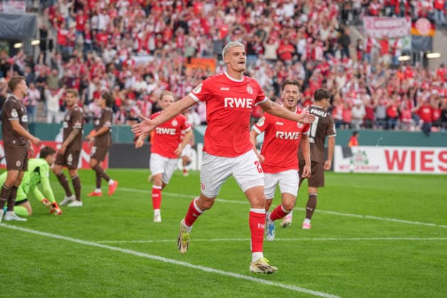 Deutschland: Fussball, DFB-Pokal 2026 27, 1. Runde, Stadion an der Hafenstraße, Essen - Bergeborbeck, Rot-Weiss Essen vs. FC St. Pauli: Tor in der 36. Minute von Marek Janssen (Rot-Weiss Essen, 20) mit Torjubel. *** German Soccer, 2026–27 DFB Cup, First Round, Stadion an der Hafenstraße, Essen-Bergeborbeck, Rot-Weiss Essen vs. FC St. Pauli; goal in the 36th minute by Marek Janssen of Rot-Weiss Essen; 20 fans celebrating the goal Copyright: xMichelxWittex