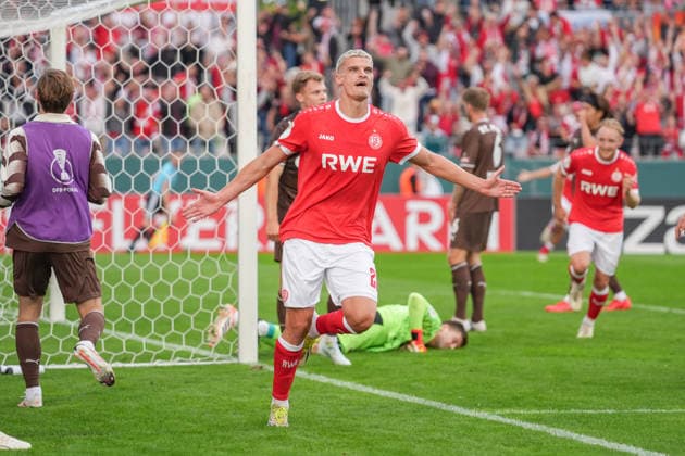 Deutschland: Fussball, DFB-Pokal 2026 27, 1. Runde, Stadion an der Hafenstraße, Essen - Bergeborbeck, Rot-Weiss Essen vs. FC St. Pauli: Tor in der 36. Minute von Marek Janssen (Rot-Weiss Essen, 20) mit Torjubel. *** German Soccer, 2026–27 DFB Cup, First Round, Stadion an der Hafenstraße, Essen-Bergeborbeck, Rot-Weiss Essen vs. FC St. Pauli; goal in the 36th minute by Marek Janssen of Rot-Weiss Essen; 20 fans celebrating the goal Copyright: xMichelxWittex