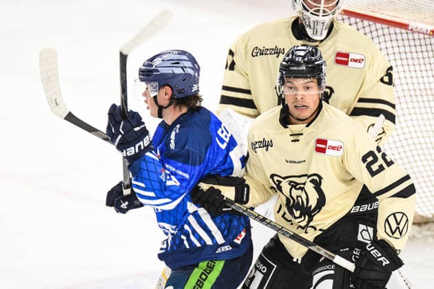 Straubing Tigers vs. Grizzlys Wolfsburg, Eishockey, Deutsche Eishockey Liga, Penny DEL, Vorbereitungsspiel, Gaeuboden Cup, Saison 2026 2027 am 23.08.2026 Madison Bowey (Grizzlys Wolfsburg), Eishockey Herren, Deutsche Eishockey Liga, Penny DEL, Vorbereitungsspiel, Gaeuboden Cup, Saison 2026 2027 am 23.08.2026 im Eisstadion am Pulverturm, Straubing Tigers (blau) gegen Grizzlys Wolfsburg (beige) *** Straubing Tigers vs. Grizzlys Wolfsburg, Ice Hockey, German Ice Hockey League, Penny DEL, Preseason Game, Gaeuboden Cup, 2026–2027 Season on August 23, 2026, Madison Bowey, Grizzlys Wolfsburg, Men s Ice Hockey, German Ice Hockey League, Penny DEL, Preseason Game, Gaeuboden Cup, 2026–2027 Season on August 23, 2026, at the Eisstadion am Pulverturm, Straubing Tigers (blue) vs. Grizzlys Wolfsburg (beige)