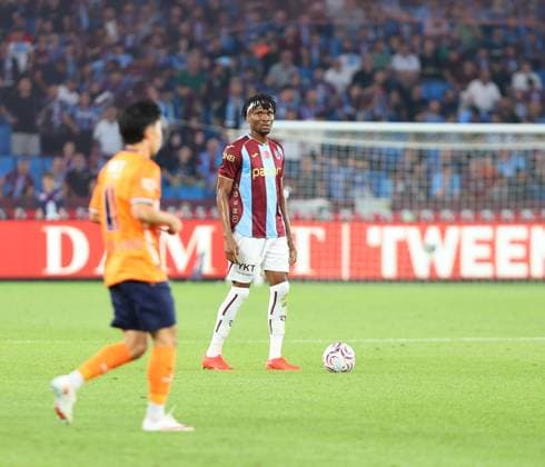Trabzonspor v Basaksehir - Turkish Super Lig TRABZON, TURKIYE - AUGUST 23: Chibuike Nwaiwu (R) of Trabzonspor in action during the Turkish Super Lig week 2 football match between Trabzonspor and Basaksehir at Papara Park in Trabzon, Turkiye on August 23, 2026. Hamza Onder Kuloglu Anadolu Trabzon Turkey. Editorial use only. Please get in touch for any other usage.  Copyright: x2026xAnadoluxHamzaxOnderxKuloglux