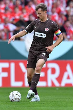 Fußball DFB-Pokal 1. Runde Rot-Weiss Essen - FC St. Pauli am 23.08.2026 im Stadion an der Hafenstraße in Essen David Nemeth ( St. Pauli ) DFB regulations prohibit any use of photographs as image sequences and or quasi-video. *** Soccer: DFB Cup First Round—Rot Weiss Essen vs. FC St. Pauli on August 23, 2026, at the Stadion an der Hafenstraße in Essen. David Nemeth (St. Pauli). DFB regulations prohibit any use of photographs as image sequences and or quasi-video. xRx