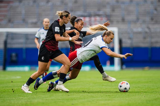 Google Pixel Frauen-Bundesliga: Hamburger SV vs. SC Freiburg, 23.08.2026 Nikola Karczewska (Hamburger SV, 20) fällt auf den Boden, daneben Nicole Ojukwu (SC Freiburg, 6), Alina Axtmann (SC Freiburg, 3), Zweikampf; Fußball, Google Pixel Frauen-Bundesliga, 1. Spieltag: Hamburger SV vs. SC Freiburg am 23.08.2026 im Volksparkstadion, Hamburg DFB REGULATIONS PROHIBIT ANY USE OF PHOTOGRAPHS AS IMAGE SEQUENCES AND OR QUASI-VIDEO. *** Google Pixel Women s Bundesliga: Hamburger SV vs. SC Freiburg, August 23, 2026. Nikola Karczewska (Hamburger SV, No. 20) falls to the ground, next to her are Nicole Ojukwu (SC Freiburg, No. 6) and Alina Axtmann (SC Freiburg, No. 3). Tackle in soccer. Google Pixel Women s Bundesliga, Matchday 1: Hamburger SV vs. SC Freiburg on August 23, 2026, at Volksparkstadion, Hamburg. DFB regulations prohibit any use of photographs as image sequences and or quasi-video. Copyright: xBEAUTIFULxSPORTS Tonhäuserx