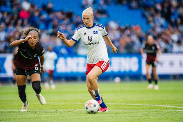 Google Pixel Frauen-Bundesliga: Hamburger SV vs. SC Freiburg, 23.08.2026 Paulina Bartz (Hamburger SV, 37) am Ball, daneben Nicole Ojukwu (SC Freiburg, 6); Fußball, Google Pixel Frauen-Bundesliga, 1. Spieltag: Hamburger SV vs. SC Freiburg am 23.08.2026 im Volksparkstadion, Hamburg DFB REGULATIONS PROHIBIT ANY USE OF PHOTOGRAPHS AS IMAGE SEQUENCES AND OR QUASI-VIDEO. *** Google Pixel Women s Bundesliga: Hamburger SV vs. SC Freiburg, August 23, 2026. Paulina Bartz (Hamburger SV, No. 37) with the ball; next to her, Nicole Ojukwu (SC Freiburg, No. 6). Soccer, Google Pixel Women s Bundesliga, Matchday 1: Hamburger SV vs. SC Freiburg on August 23, 2026, at the Volksparkstadion, Hamburg. DFB regulations prohibit any use of photographs as image sequences and or quasi-video. Copyright: xBEAUTIFULxSPORTS Tonhäuserx