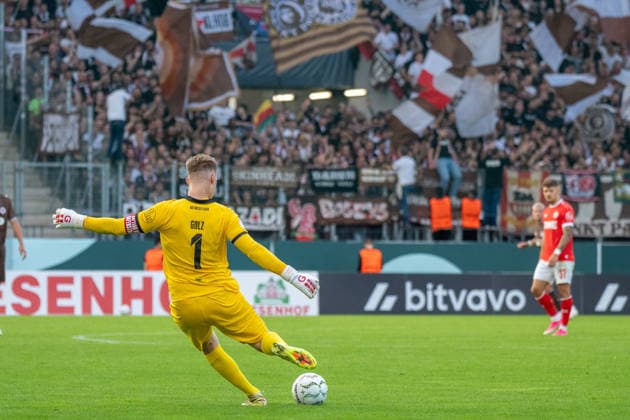 Jakob Golz (Rot-Weiss Essen, 01) Abschlag, GER Rot-Weiss Essen vs. FC St. Pauli, Fussball, DFB Pokal, Runde 1, Hauptrunde 2026 2027, 23.08.2026 DFB DFL REGULATIONS PROHIBIT ANY USE OF PHOTOGRAPHS AS IMAGE SEQUENCES AND OR QUASI-VIDEO, GER Rot-Weiss Essen vs. FC St. Pauli, Fussball, DFB Pokal, Runde 1, Hauptrunde 2026 2027, 23.08.2026 Essen *** Jakob Golz Rot Weiss Essen, Kickoff 01, GER Rot Weiss Essen vs. FC St. Pauli, Soccer, DFB Cup, Round 1, Main Round 2026–2027, August 23, 2026 DFB DFL regulations prohibit any use of photographs as image sequences and or quasi-video, GER Rot Weiss Essen vs. FC St. Pauli, soccer, DFB Cup, Round 1, Main Round 2026–2027, August 23, 2026, Essen Copyright: xEibner-Pressefoto FabianxFriesex EP_FFE