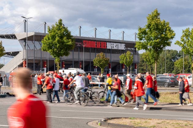Die Fans stroemen in das Stadion an der Hafenstrasse, GER Rot-Weiss Essen vs. FC St. Pauli, Fussball, DFB Pokal, Runde 1, Hauptrunde 2026 2027, 23.08.2026 DFB DFL REGULATIONS PROHIBIT ANY USE OF PHOTOGRAPHS AS IMAGE SEQUENCES AND OR QUASI-VIDEO, GER Rot-Weiss Essen vs. FC St. Pauli, Fussball, DFB Pokal, Runde 1, Hauptrunde 2026 2027, 23.08.2026 Essen *** Fans are pouring into the stadium on Hafenstrasse: GER Rot Weiss Essen vs. FC St. Pauli, soccer, DFB Cup, Round 1, Main Round 2026–2027, August 23, 2026 DFB DFL regulations prohibit any use of photographs as image sequences and or quasi-video, GER Rot Weiss Essen vs. FC St. Pauli, soccer, DFB Cup, Round 1, Main Round 2026–2027, August 23, 2026, Essen Copyright: xEibner-Pressefoto FabianxFriesex EP_FFE
