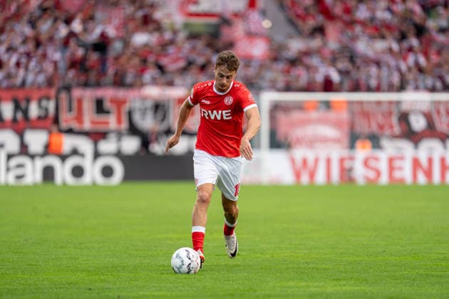 23.08.2026, GER Deutschland, Fussball, Saison 2026 2027, DFB-Pokal 1. Runde RW Essen - St. Pauli Marvin Obuz (Rot-Weiss Essen, 10) Einzelaktion; Ganzkörper Ganzkoerper ; Ball am Fuss; Essen Stadion an der Hafenstraße Nordrhein-Westfalen (NRW) Deutschland *** August 23, 2026, GER Germany, Soccer, 2026–2027 Season, DFB Cup, First Round: RW Essen vs. St. Pauli, Marvin Obuz (Rot-Weiss Essen), 10 individual plays, full-body, ball at his feet, Essen Stadium on Hafenstraße, North Rhine-Westphalia (NRW), Germany Copyright: xnordphotoxGmbHx xChristianxSchulzex