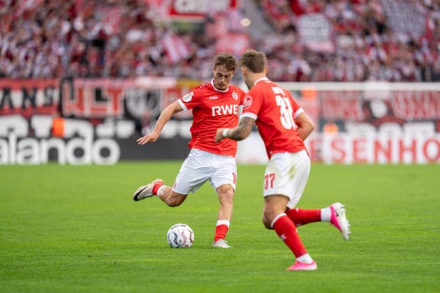 23.08.2026, GER Deutschland, Fussball, Saison 2026 2027, DFB-Pokal 1. Runde RW Essen - St. Pauli Marvin Obuz (Rot-Weiss Essen, 10) Einzelaktion; Ganzkörper Ganzkoerper ; Ball am Fuss; Essen Stadion an der Hafenstraße Nordrhein-Westfalen (NRW) Deutschland *** August 23, 2026, GER Germany, Soccer, 2026–2027 Season, DFB Cup, First Round: RW Essen vs. St. Pauli, Marvin Obuz (Rot-Weiss Essen), 10 individual plays, full-body, ball at his feet, Essen Stadium on Hafenstraße, North Rhine-Westphalia (NRW), Germany Copyright: xnordphotoxGmbHx xChristianxSchulzex