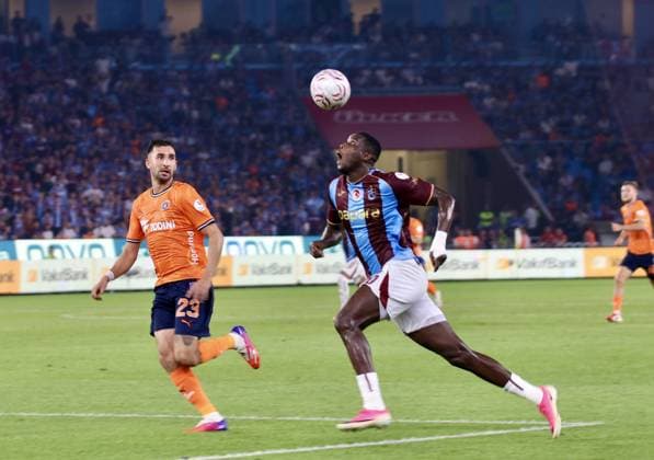 Trabzonspor v Basaksehir - Turkish Super Lig TRABZON, TURKIYE - AUGUST 23: Trabzonspor s Paul Onuachu (R) vies for the ball with an Istanbul Basaksehir player during the Turkish Super Lig week 2 match between Trabzonspor and Istanbul Basaksehir at Papara Park in Trabzon, Turkiye, on August 23, 2026. Enes Sansar Anadolu Trabzon Turkey. Editorial use only. Please get in touch for any other usage.  Copyright: x2026xAnadoluxEnesxSansarx
