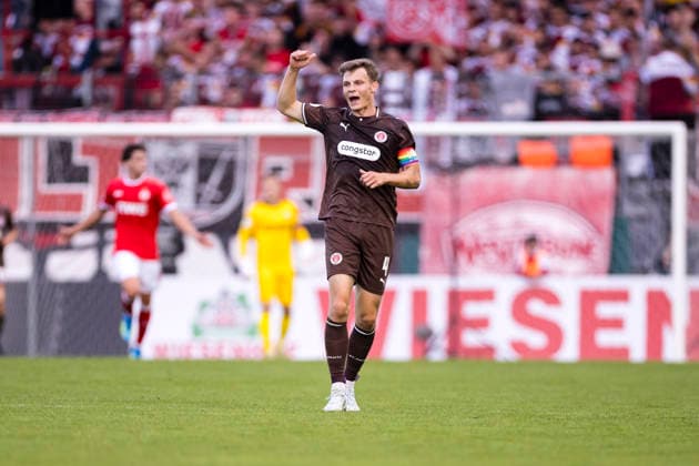 23.08.2026, Fussball, 1. Runde im DFB-Pokal, Rot-Weiss Essen - FC St. Pauli. David Nemeth (FC St. Pauli) gibt Anweisungen. Essen Stadion an der Hafenstraße NRW Deutschland xRHR-FOTO DEx *** August 23, 2026, Soccer, 1st Round of the DFB Cup, Rot Weiss Essen vs. FC St. Pauli, David Nemeth of FC St. Pauli gives instructions at the Essen Stadium on Hafenstraße, North Rhine-Westphalia, Germany xRHR PHOTO DEx Copyright: DennisxEwert RHR-FOTOx RHR-FOTO DE