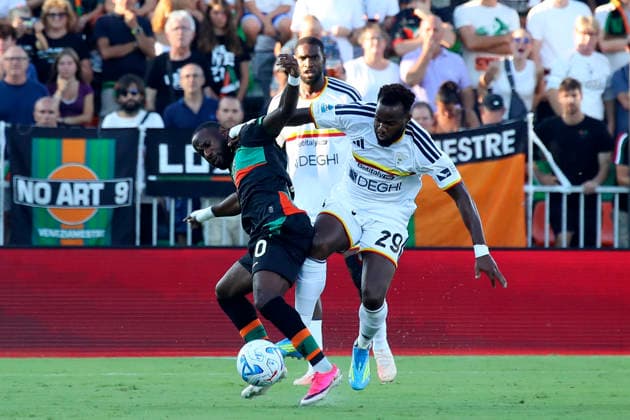 Venezia s John Yeboah (10 Venezia FC)Lecce™s Lassana Coulibaly 29 during the Serie A soccer match between Venezia FC and US Lecce in the Pier Luigi Penzo Stadium di Venice,north east Italy - August 23, 2026. - Soccer  Copyright: xPaolaxGarbuio LaPressex