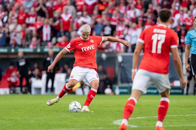 23.08.2026, GER Deutschland, Fussball, Saison 2026 2027, DFB-Pokal 1. Runde RW Essen - St. Pauli Marek Janssen (Rot-Weiss Essen, 20) Einzelaktion; Ganzkörper Ganzkoerper ; Ball am Fuss; Essen Stadion an der Hafenstraße Nordrhein-Westfalen (NRW) Deutschland *** August 23, 2026, GER Germany, Soccer, 2026–2027 Season, DFB Cup, First Round: RW Essen vs. St. Pauli, Marek Janssen, Rot-Weiss Essen, 20 individual plays, full-body, ball at his feet, Essen Stadium on Hafenstraße, North Rhine-Westphalia (NRW), Germany Copyright: xnordphotoxGmbHx xChristianxSchulzex