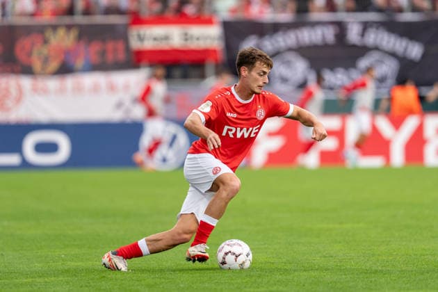 23.08.2026, GER Deutschland, Fussball, Saison 2026 2027, DFB-Pokal 1. Runde RW Essen - St. Pauli Marvin Obuz (Rot-Weiss Essen, 10) Einzelaktion; Ganzkörper Ganzkoerper ; Ball am Fuss; Essen Stadion an der Hafenstraße Nordrhein-Westfalen (NRW) Deutschland *** August 23, 2026, GER Germany, Soccer, 2026–2027 Season, DFB Cup, First Round: RW Essen vs. St. Pauli, Marvin Obuz, Rot-Weiss Essen, 10 individual plays, full-body, ball at his feet, Essen Stadium on Hafenstraße, North Rhine-Westphalia (NRW), Germany Copyright: xnordphotoxGmbHx xChristianxSchulzex
