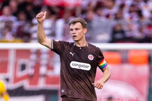23.08.2026, Fussball, 1. Runde im DFB-Pokal, Rot-Weiss Essen - FC St. Pauli. David Nemeth (FC St. Pauli) gibt Anweisungen. Essen Stadion an der Hafenstraße NRW Deutschland xRHR-FOTO DEx *** August 23, 2026, Soccer, 1st Round of the DFB Cup, Rot Weiss Essen vs. FC St. Pauli, David Nemeth of FC St. Pauli gives instructions at Essen s Stadion an der Hafenstraße, North Rhine-Westphalia, Germany xRHR PHOTO DEx Copyright: DennisxEwert RHR-FOTOx RHR-FOTO DE