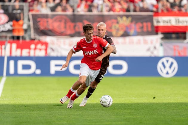 23.08.2026, GER Deutschland, Fussball, Saison 2026 2027, DFB-Pokal 1. Runde RW Essen - St. Pauli Zweikampf zwischen Marvin Obuz (Rot-Weiss Essen, 10) und Louis Oppie (FC St. Pauli, 23) Essen Stadion an der Hafenstraße Nordrhein-Westfalen (NRW) Deutschland *** August 23, 2026, GER Germany, Soccer, 2026–2027 Season, DFB Cup, First Round: RW Essen vs. St. Pauli; duel between Marvin Obuz (Rot-Weiss Essen, 10) and Louis Oppie (FC St. Pauli, 23); Essen Stadium on Hafenstraße, North Rhine-Westphalia (NRW), Germany Copyright: xnordphotoxGmbHx xChristianxSchulzex